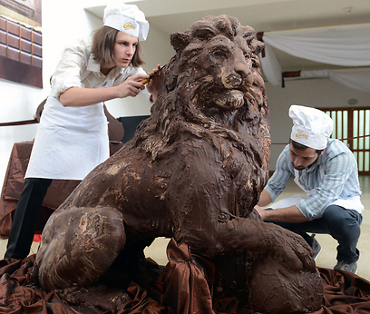 מישהו חייב להכין את השוקולד. פסל מתוק במחוז לביב באוקראינה (צילום: AFP) (צילום: AFP)