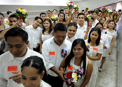 ככה זה כשיש יותר משניים. חתונה המונית בפיליפינים (צילום: AFP) (צילום: AFP)