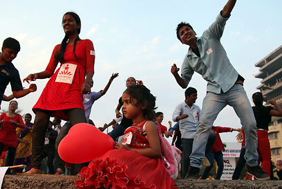 ריקודים ברחובות מומבאי, הודו (צילום: EPA) (צילום: EPA)
