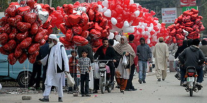 גם בפקיסטן המוסלמית נראו בלונים אדומים (צילום: EPA) (צילום: EPA)