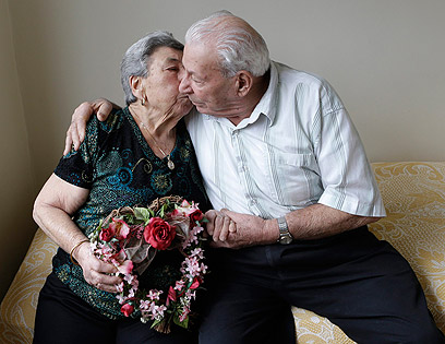 לאהבה אין גיל. וטרנים מניו יורק מציינים את וולנטיינ'ס דיי (צילום: AP) (צילום: AP)