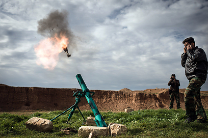 לוחמים בקרב המורדים משתתפים במתקפה באזור חלב (צילום: AFP) (צילום: AFP)