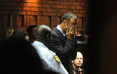 פיסטוריוס ממרר בבכי בבית המשפט, היום (צילום: AP) (צילום: AP)