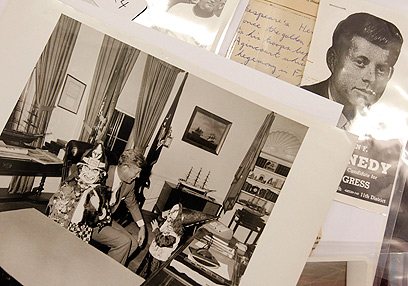 קנדי ואחד מילדיו בתחפושת (צילום: רויטרס) (צילום: רויטרס)