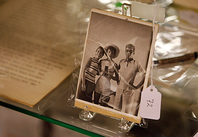 ג'קי קנדי, בעלה ובת דודתה בתצלום עצמי במראה (צילום: רויטרס) (צילום: רויטרס)