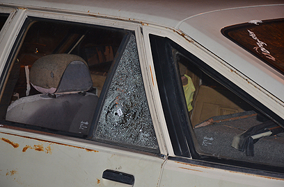 המכונית לאחר הירי. איש לא נפגע (צילום: מוחמד שינאווי) (צילום: מוחמד שינאווי)