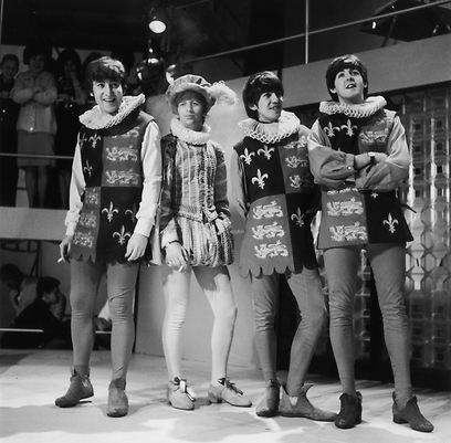 באפריל 1964 שודרה התוכניות המיוחדת "Around The Beatles", ברשת ABC האמריקנית - והוקדשה כולה לג'ורג', פול, ג'ון ורינגו. מלבד השירים הרבים שבוצעו בתוכנית, החברים גם הציגו את כישורי המשחק הקומיים שלהם. הם הציגו פרודיה על הסיפור "פירמוס ותיסבי" מהמיתולוגיה היוונית וכן של "חלום ליל קיץ של שייקספיר". התמונה שלפניכם צולמה בחזרות לתוכנית ולמרות הטייטס ההדוקים שעל הרגליים, נדמה שהחברים מבסוטים. שימו לב לסיגריה בידו של ג'ון לנון (צילום: Gettyimages) (צילום: Gettyimages)