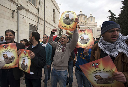 מפגינים מול בית המשפט (צילום: AFP) (צילום: AFP)