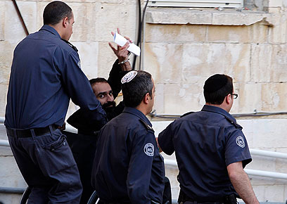 עיסאווי מובא להארכת מעצרו בבית המשפט בירושלים (צילום: רויטרס) (צילום: רויטרס)