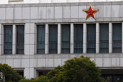 הבניין מעוטר בסמל הקומוניסטי. "בחירות אבטחה לא טובות" (צילום: רויטרס) (צילום: רויטרס)
