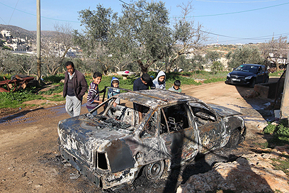 לאחר ההצתה התפתח עימות בן פלסטינים למתנחלים (צילום: AP) (צילום: AP)