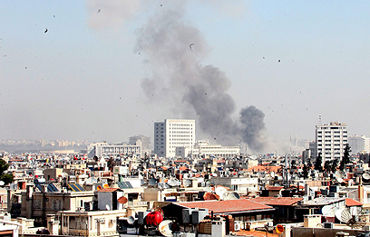 העשן נראה ברוב חלקי דמשק (צילום: EPA) (צילום: EPA)