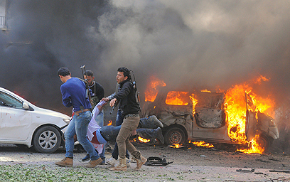 פצוע מפונה מזירת הפיגוע (צילום: AFP) (צילום: AFP)