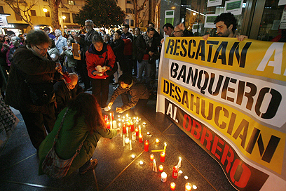 עצרת לזכר ספרדי שהתאבד כשגילה שמפנים אותו מביתו. אנדלוסיה (צילום: EPA) (צילום: EPA)
