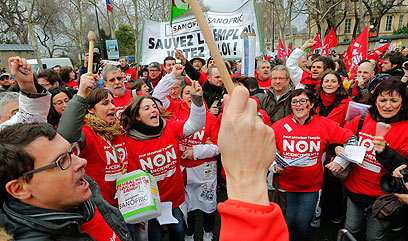 כלכלה בשפל בלי תקווה באופק. הפגנה בפריז נגד פיטורי עובדים (צילום: AP) (צילום: AP)