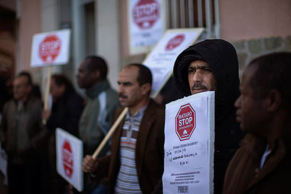 הפגנת מחאה נגד פינוי משפחה ממרוקו מדירה בעיר מטרו שליד ברצלונה (צילום: AP) (צילום: AP)
