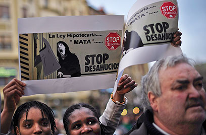 הפגנה נגד פינוי בתים מפמפלונה (צילום: AP) (צילום: AP)