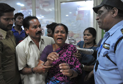 קרובת משפחה של אחד הפצועים (צילום: AFP) (צילום: AFP)