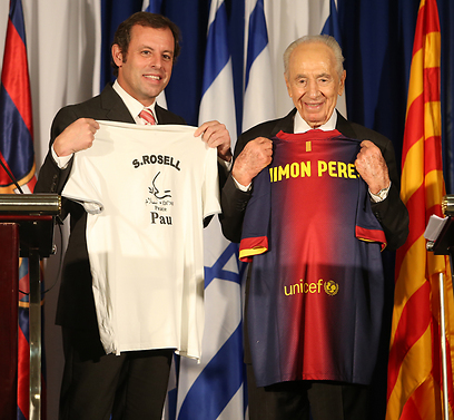 הצהרות לחוד, מעשים לחוד? נשיא ברצלונה ונשיא המדינה, בפברואר האחרון (צילום: אורן אהרוני) (צילום: אורן אהרוני)