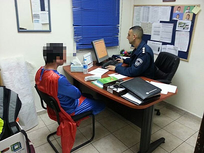 סופרמן בתחנת המשטרה (צילום: באדיבות משטרת אגף התנועה) (צילום: באדיבות משטרת אגף התנועה)