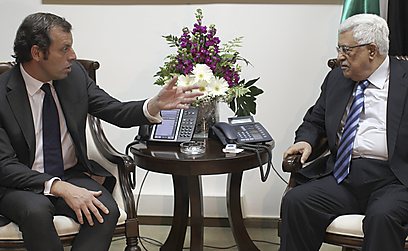סנדרו רוסיי עם יו"ר הרשות הפלסטינית, אבו מאזן (צילום: גטי אימג'ס) (צילום: גטי אימג'ס)