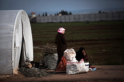 נשים במחנה פליטים שבגבול סוריה-טורקיה (צילום: AP) (צילום: AP)