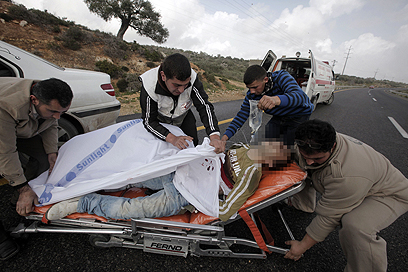 מפנים פצועים פלסטינים ליד קוסרא  (צילום: AFP) (צילום: AFP)