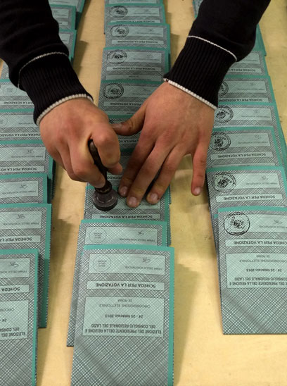 מעטפות הצבעה ברומא (צילום: AFP) (צילום: AFP)