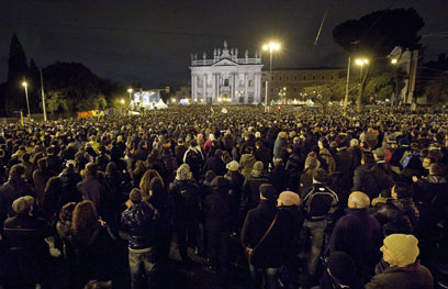 עצרת בחירות של גרילו ברומא. "מסע הצונאמי" (צילום: EPA) (צילום: EPA)