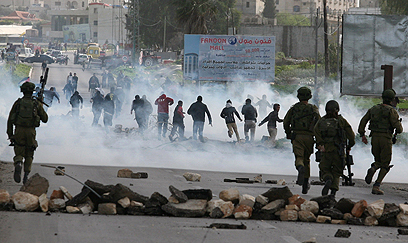 העימותים בכפר סמוך לחברון (צילום: AFP) (צילום: AFP)