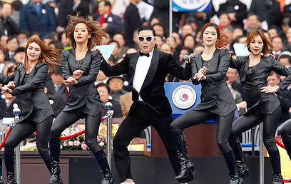 Psy רוקד גנגנאם סטייל  (צילום: AP) (צילום: AP)