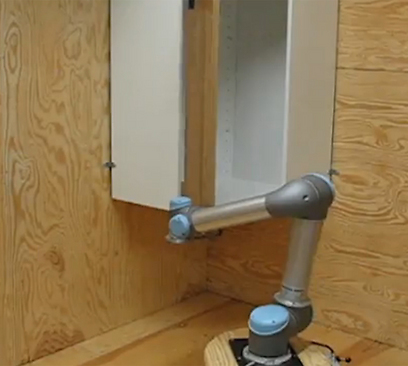הרובוט החמוד והעדין שפותח וסוגר את דלת הארון ללא הרף ()