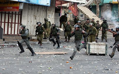 כוחות צה"ל ומג"ב בחברון, השבוע (צילום: AFP) (צילום: AFP)