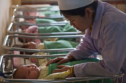 דור העתיד. תינוקייה בבית חולים בפיונגיאנג (צילום: AP) (צילום: AP)