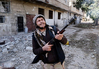 אסד טוען כי בריטניה רוצה לחמש טרוריסטים. לוחם מורד בדמשק (צילום: רויטרס) (צילום: רויטרס)