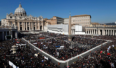 הכיכר הומה. "האפיפיור הבא יזדקק לכוחות שכנראה לא היו כבר לנוכחי" (צילום: רויטרס) (צילום: רויטרס)
