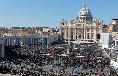 יותר מ-150 אלף בני אדם מילאו את כיכר פטרוס הקדוש (צילום: AP) (צילום: AP)
