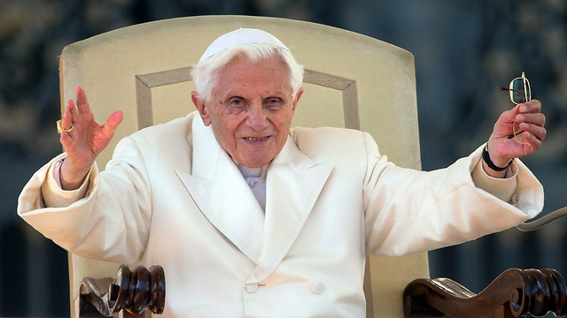 האפיפיור לשעבר רצינגר, או בכינויו הרשמי "בנדיקטוס ה-16" (צילום: AP) (צילום: AP)