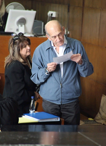 אהוד אולמרט ושולה זקן, היום בבית המשפט (צילום: מוטי קמחי) (צילום: מוטי קמחי)