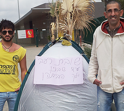 האוהדים ליד אוהל המחאה שהקימו. "רוצים לגרום לזעזוע" (צילום: זאביק גולדשמיט) (צילום: זאביק גולדשמיט)