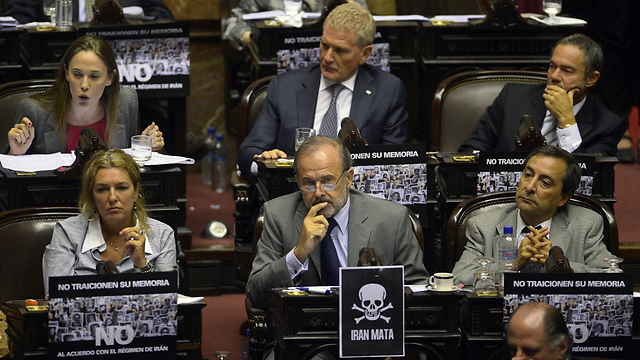 Members of the opposition protest the agreement with Iran to jointly investigate the AMIA bombing (Photo: AFP)