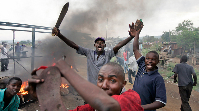1,200 בני אדם נהרגו בעימותים האתניים אחרי הבחירות ב-2007 (צילום: AP) (צילום: AP)