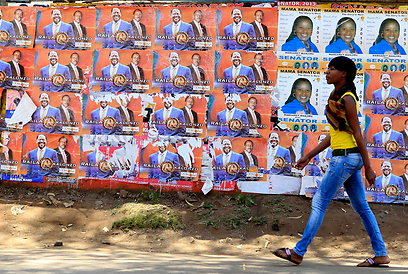 כרזות בחירות בקיברה (צילום: רויטרס) (צילום: רויטרס)