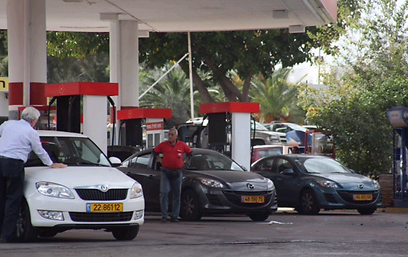 תחנת דלק בת"א. ב-2009 מחירי הדלקים היו בשפל (צילום: מוטי קמחי) (צילום: מוטי קמחי)