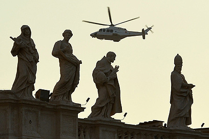 האפיפיור אמריטוס עוזב את הוותיקן במסוק (צילום: AFP) (צילום: AFP)