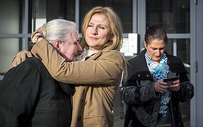 איבדה את בעלה ובנה בסרברניצה. מונירה סובסיץ' כואבת את זיכוי פרישיץ' (צילום: AFP) (צילום: AFP)