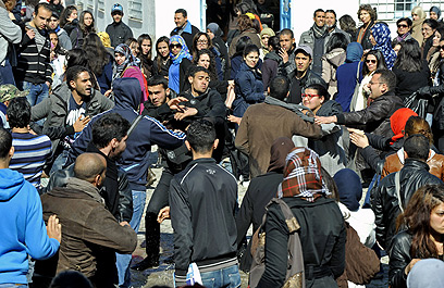 עימותים בין הפעילים הסלפים לבין הסטודנטים (צילום: AFP) (צילום: AFP)