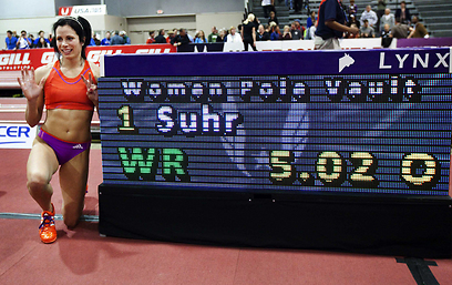 ג'ן שור עם שיא העולם החדש שלה (צילום: רויטרס) (צילום: רויטרס)