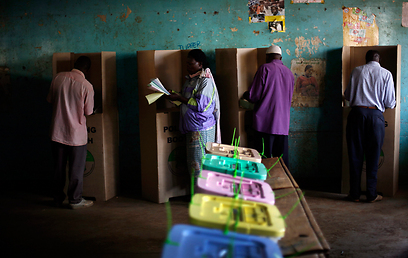 קלפי בקיברה. 14 מיליון בעלי זכות הצבעה (צילום: AP) (צילום: AP)
