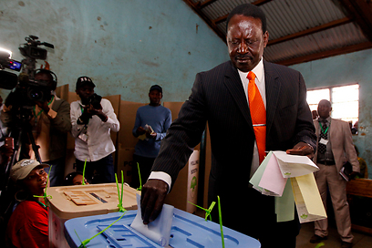 אודינגה מצביע בניירובי. "מעולם לא התייצבו רבים כל כך להצביע" (צילום: EPA) (צילום: EPA)
